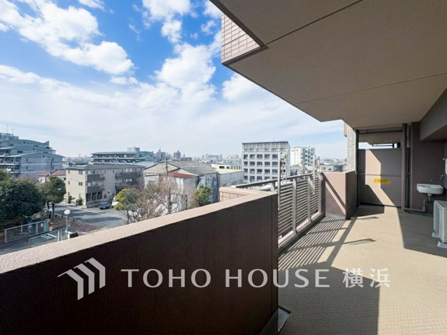 たっぷりと出幅をとったゆとりあるバルコニー空間は、開放的でありながらプライベート性も確保しています。
