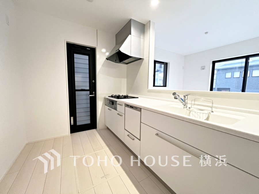 家事動線やリビングとのつながりに配慮し、食事の準備や片付けなどの家事を楽しくするキッチンスペースに仕上げました。毎日使う場所だから気持よく使えて、居心地の良い空間に。