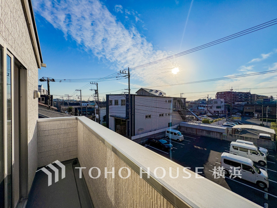 爽やかな朝日が差し込むバルコニー。開放的な眺望と心地よい風を感じられます。