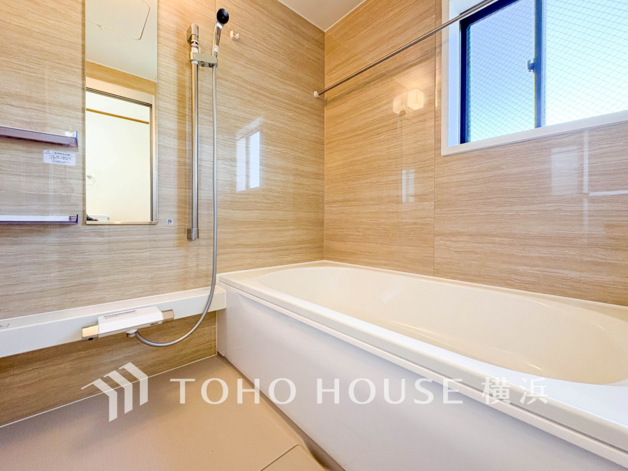 1日の疲れを癒すバスルームは、心地よいリラックスを叶える清潔感溢れる美しい空間です。心からゆったりと寛いでいただけるよう、ゆとりのスペースを確保してます。