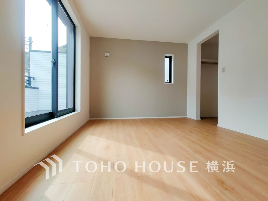 バルコニーから明るい自然光が差し込む洋室。ウォークインクローゼット付きで収納も充実しています。
