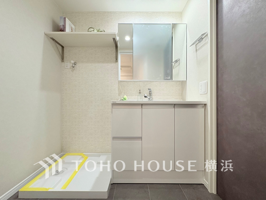 清潔感のあるプライベート空間は、身だしなみチェックや肌のお手入れに最適です。収納もあり、スッキリと見映えの良い空間に拵えました。時間に余裕とゆとりを持たせます。