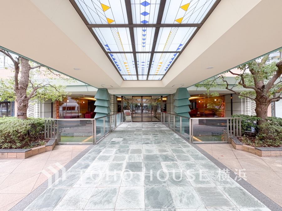 まるでホテルのようなラグジュアリーなエントランスアプローチ。