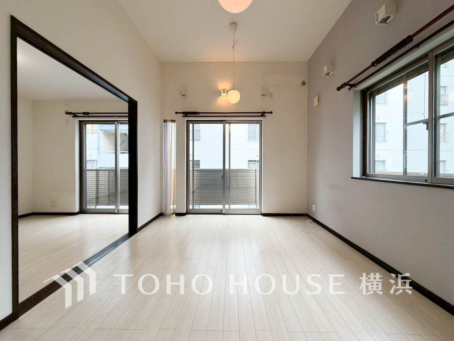 開放的な広さと2面採光がもたらす、光溢れ豊かな居住空間はこの住まいのクオリティを感じさせてくれます。豊かな時間が流れるこの場所に暮す喜び