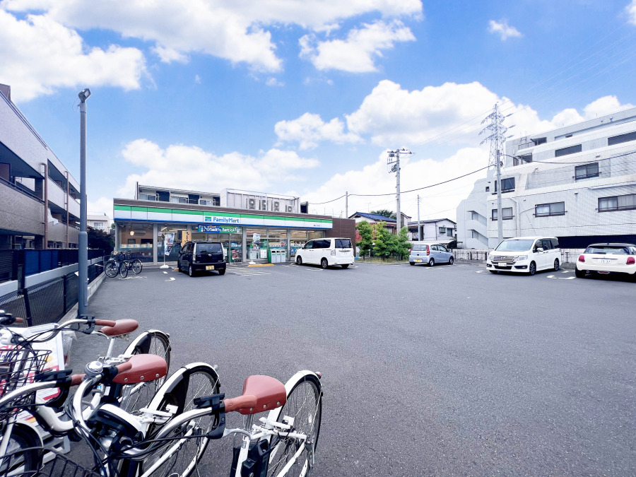 ファミリーマート 鶴見上末吉店　約210ｍ