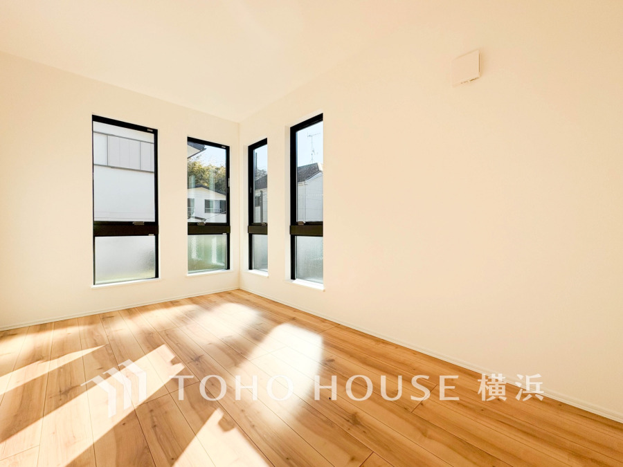 過ぎ行く時間をゆったりと感じることができる落ちついたプライベートルーム。リビングで楽しく過ごした後はゆっくり寛ぎの時間を満喫できます。静かな環境でリラックスタイムを愉しんで。