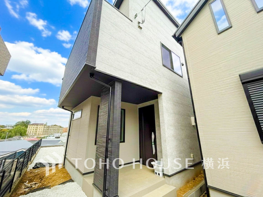 爽やかな青空の下に贅沢なほどに降り注ぐ陽光、豊かな居住性と、クオリティが見事に調和した住空間は、住まうことの喜びを感じさせてくれます。