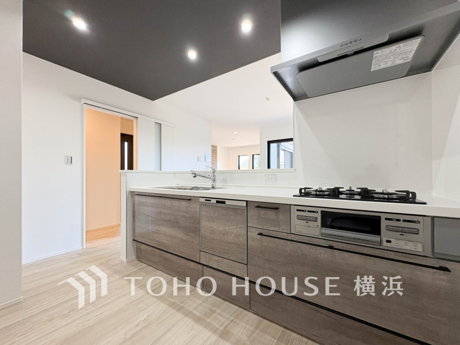 家族の会話が弾む開放的な対面キッチン。広い調理スペースと充実した設備で、お子様と一緒に料理を楽しむ時間も増えそうです。