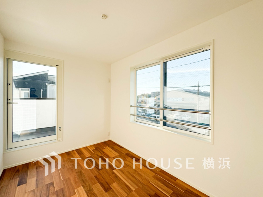 大きな窓から自然光がたっぷり入り、明るく開放的な空間が広がるシンプルな洋室です。