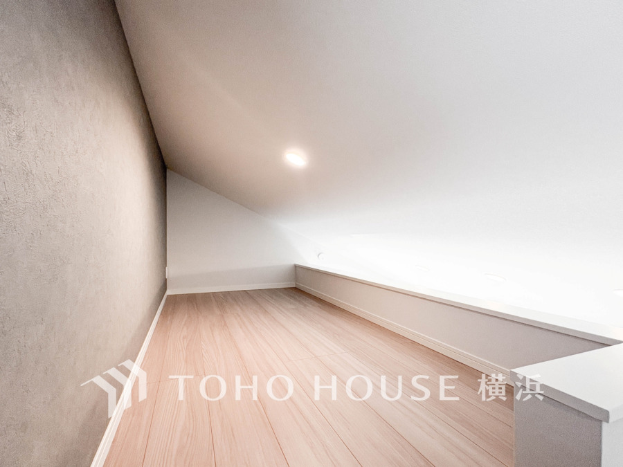 ロフトもこれだけの大きさがあれば、大きなお荷物や、衣替えの衣装ケース、その他たくさんの荷物が入ります。居室の中をすっきりとさせる事が出来る造りです。