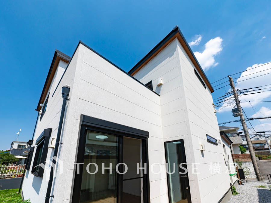 住む人を映し出す洗練された佇まいは、いつまでも輝き続けながらいつしか街の風景に溶け込んでいきます。