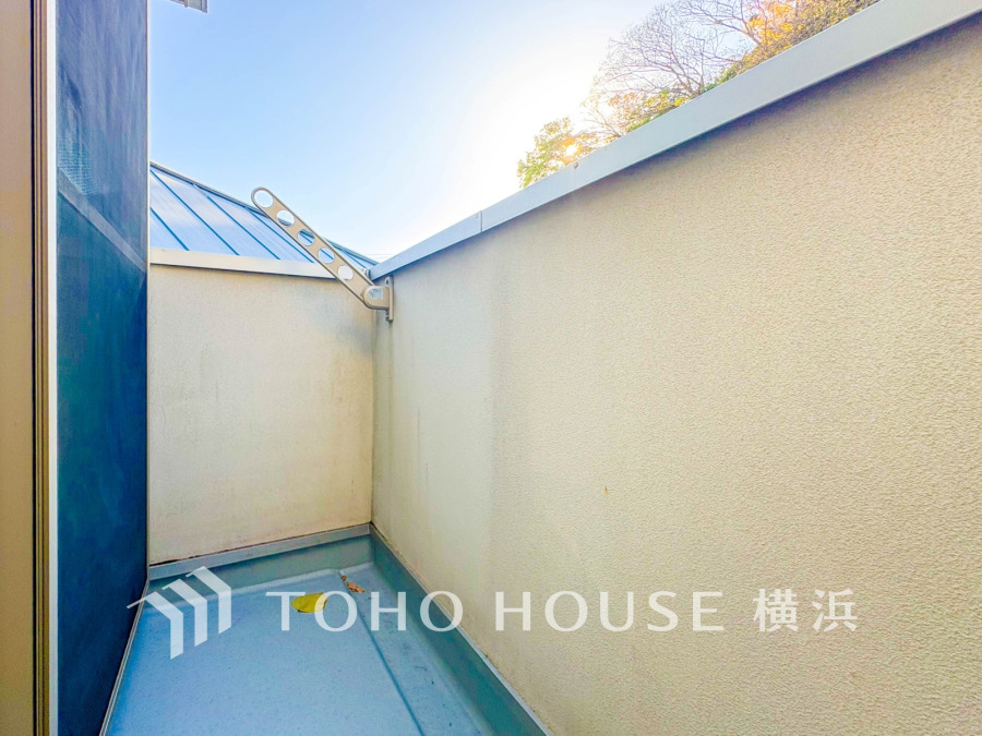 プライバシーに配慮した囲いのあるバルコニー。洗濯物干しに便利な物干し金具付きで使い勝手も良好です。