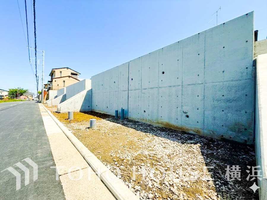 【2026年4月撮影】閑静な住宅街の陽当りに恵まれた立地。たくさんの想いが美しいカタチに彩られた時、そこにはひと時のくつろぎが生まれ、ゆっくりと愛着が育まれていきます。