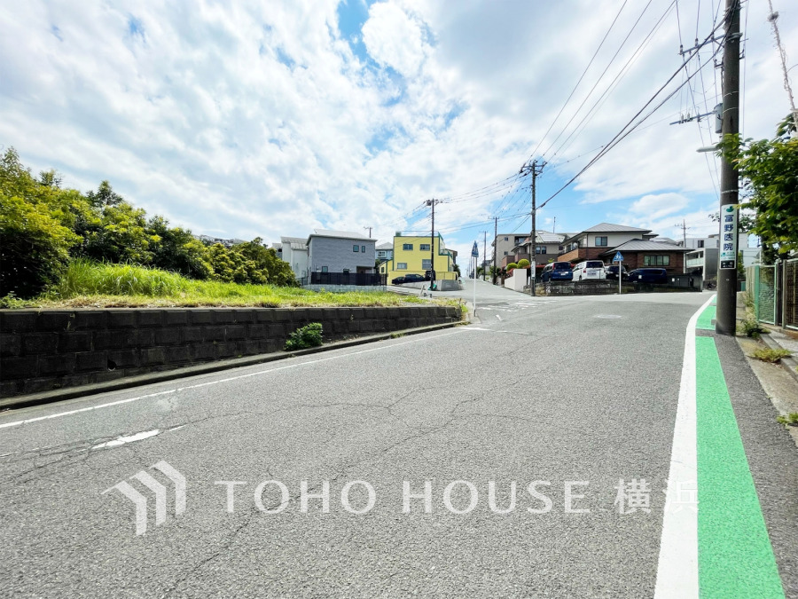 ゆったりとした公道に面し開放感があります