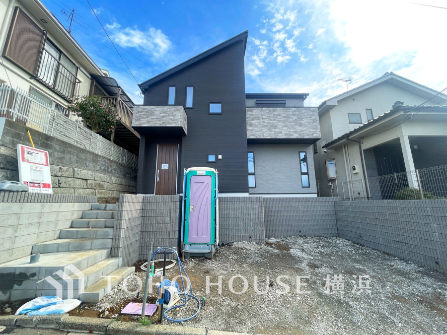 【2026年3月撮影】堂々たる趣ながら、主張し過ぎずどこか余裕を感じさせるシャープなフォルムで佇む邸宅は、晴天の空と照らし合わせる事で、本来あるべき完成形の姿を見せてくれます。 