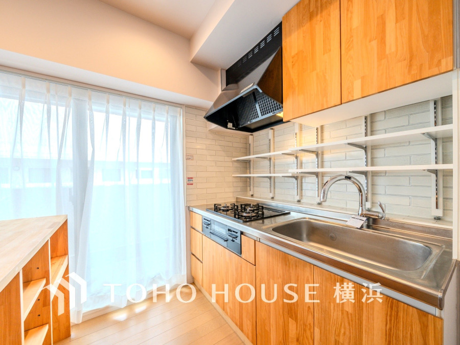 キッチンの背面側にカウンターを造作し、動線や使い勝手をより良いものとなるように仕上げました。開放的で一体感のあるLDKです。