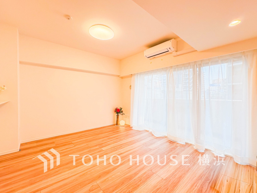 柔らかな色合いのフローリングと清潔感の溢れるクロスが明るい空間を創り出しているリビングダイニング。憩いの場に相応しく、ここで楽しむ家族の時間が絆をより深めてくれそうです。