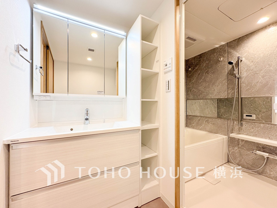 使いやすい機能が備えられた清潔感溢れる洗面空間。収納も充実しています。
