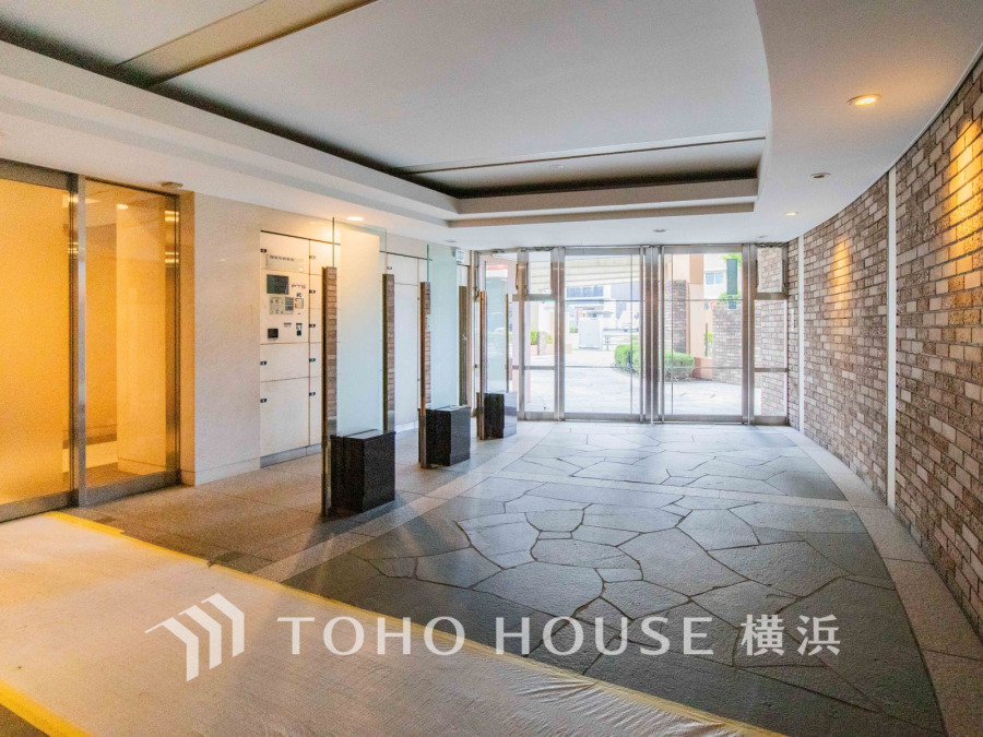 上品で清潔感があるエントランスは住人やゲストを迎え入れ、そして送り出す場にふさわしい上質な空間です。プライベート感が高まるシックな装いのエントランス。