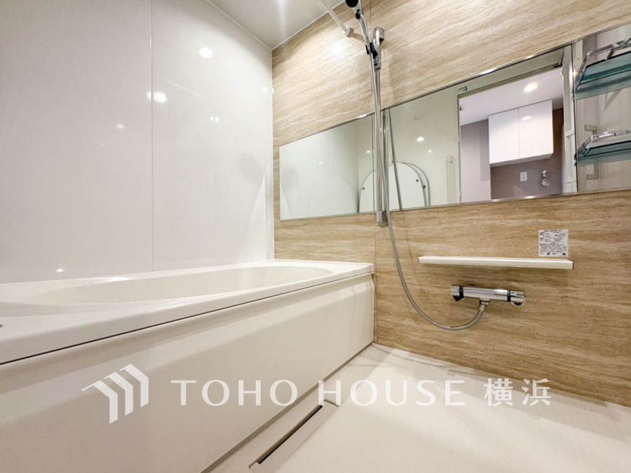 1日の疲れを取り心身を癒すことができる住まいの中のリラクゼーション空間、バスルーム。心からゆったりと寛いでいただけるよう、あたたかみのある色合いで仕上げています。