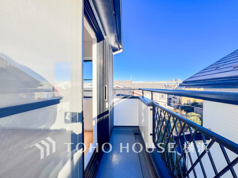 たっぷりの陽光が差し込むバルコニー。健やかな暮らしを守る太陽の恵みを存分に享受できます。爽やかな風と暖かな陽射しが紡ぐハーモニーが日々の暮らしのBGMになることでしょう。