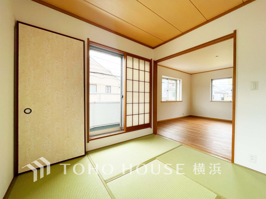 リビングに隣接した寛ぎの和室。上質感とあたたかみを感じられる空間。寛ぎの時間を楽しんだり、お子さまの遊び場や赤ちゃんのお世話スペース、客間として多目的にご使用頂けます。