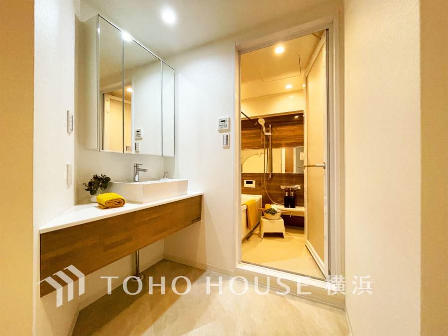 十分な大きさの洗面台は収納もさる事ながら、身だしなみチェックや歯磨きなど、朝の慌ただしい時間でもホテルライクなスペースで余裕とゆとりを感じて頂けます。