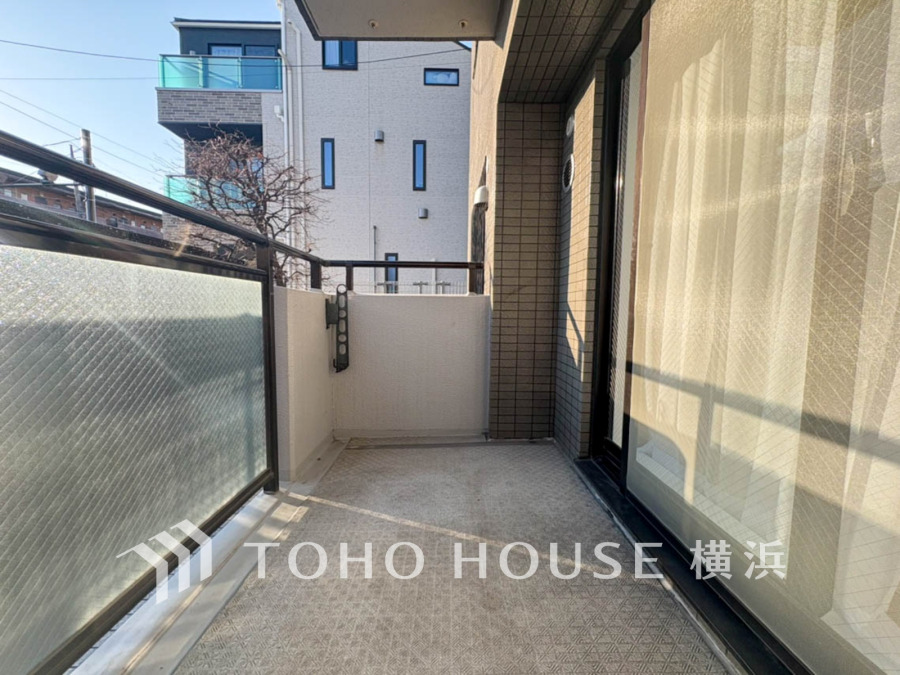 たっぷりの陽光が差し込むバルコニー。健やかな暮らしを守る太陽の恵みを存分に享受できます。爽やかな風と暖かな陽射しが紡ぐハーモニーが日々の暮らしのBGMになることでしょう。