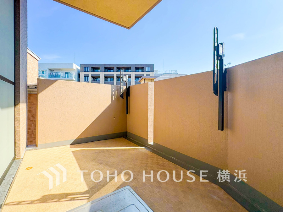 広いバルコニーは、暮らしの中での光と風を演出してくれています。見事なまでの開放的な空間をお楽しみください。