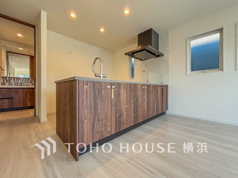 木目が印象的な明るく開放的なダイニングキッチン。スタイリッシュなペニンシュラキッチンです。