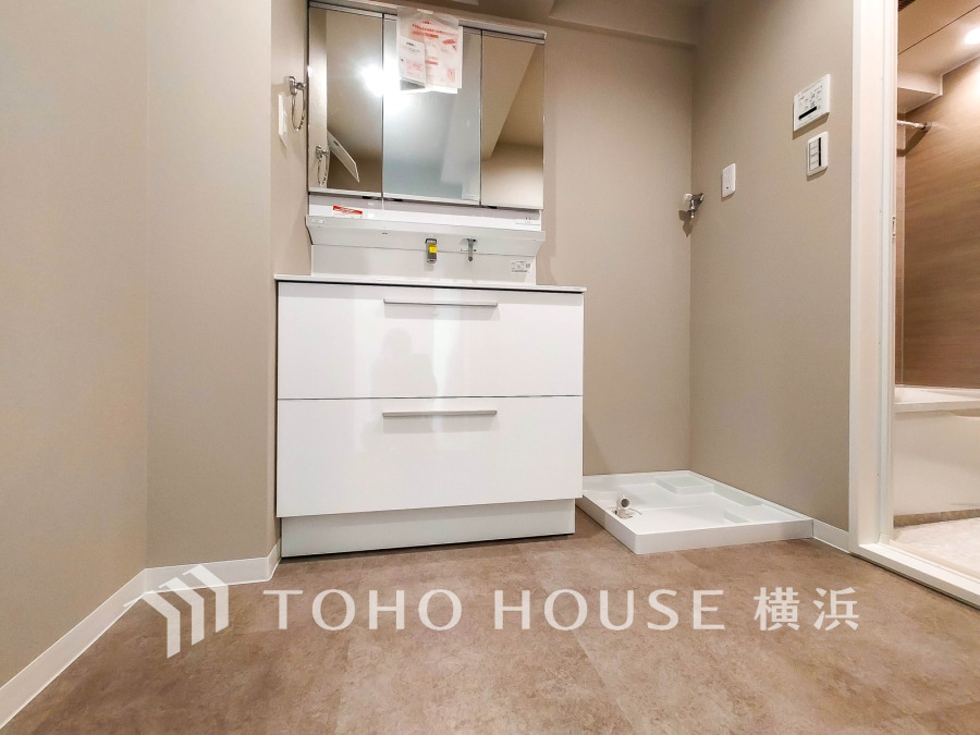 新規交換された洗面化粧台は美しく使いやすい機能が備えられています。