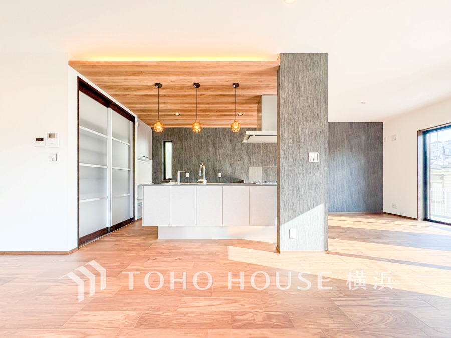 お洒落なアイランド型キッチンを採用し、リビングと一体感のある空間に。機能性とデザイン性を兼ね備えたキッチンです。
