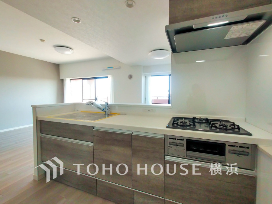 新規交換された清潔感溢れるシステムキッチン。リビングが見渡せる対面式キッチンです。
