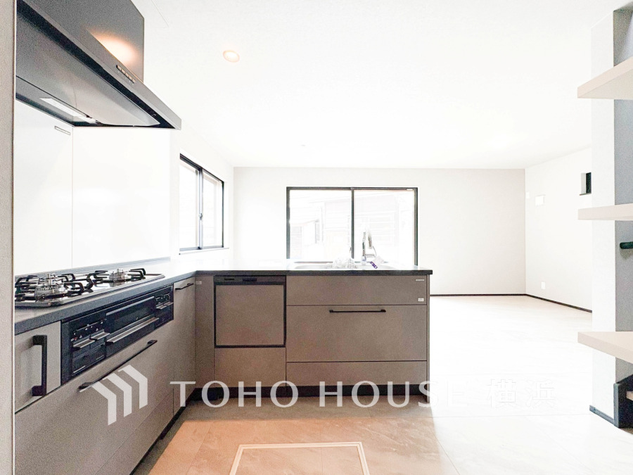 使い勝手の良い設備のキッチンで効率よくお料理もできます。食する料理に家族が舌鼓を打ち自然と笑いが絶えない空気感がそこに広がります。自慢の腕をふるってください。