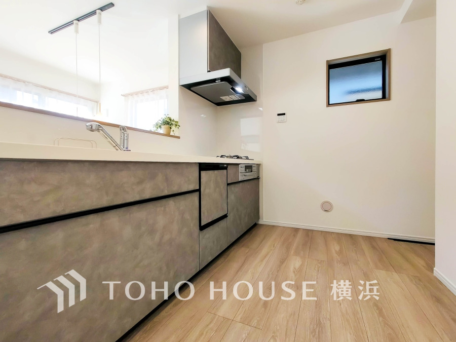 プライベートスペースを彩るインテリアとしての美と、快適な日常を支える機能性と強さがひとつになったキッチンです。開放的な対面カウンターキッチンはリビングと一体感のある空間。