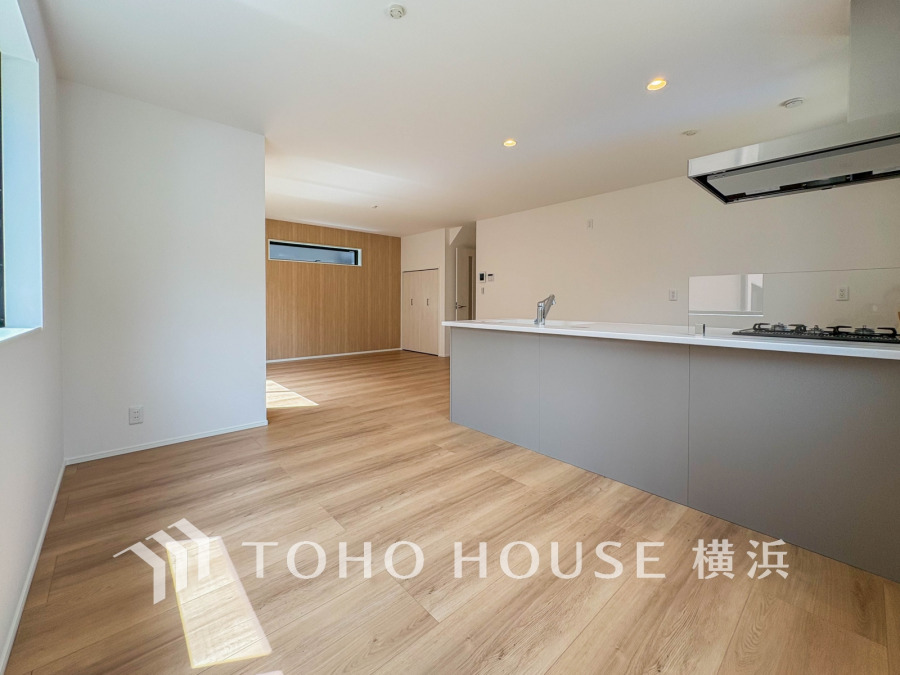 柔らかな色合いのフローリングと清潔感の溢れるクロスが明るい空間を創り出しているリビングダイニング。憩いの場に相応しく、ここで楽しむ家族の時間が絆をより深めてくれそうです。