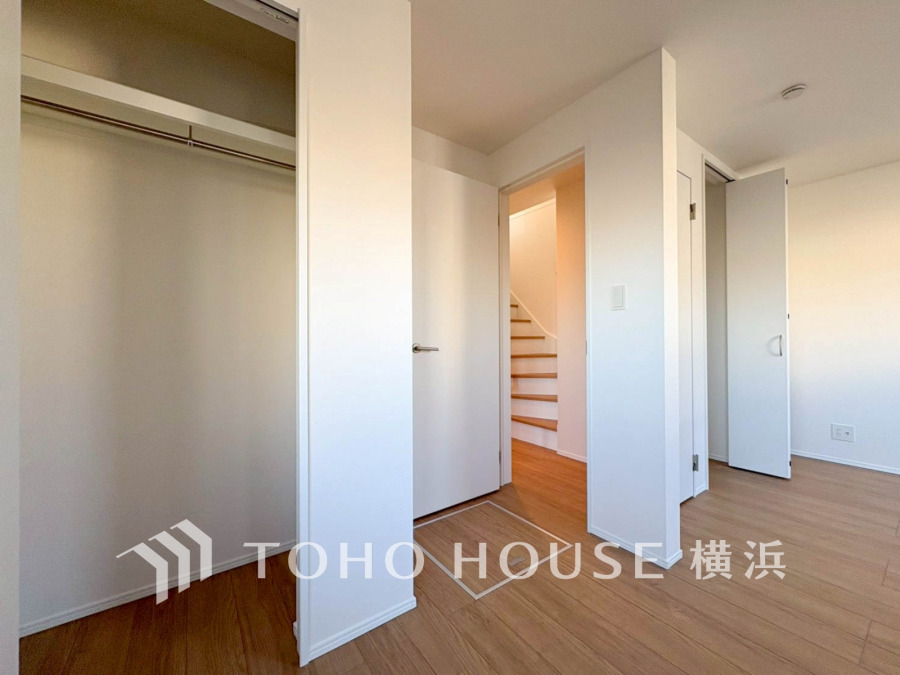 シンプルで明るい洋室に広々クローゼットを完備。収納力と使い勝手に優れた快適な空間です。