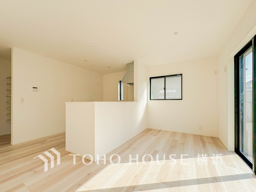 陽光が差し込む明るいリビング。白を基調としたシンプルな空間が広がり、開放感あふれる居住空間を実現しています。