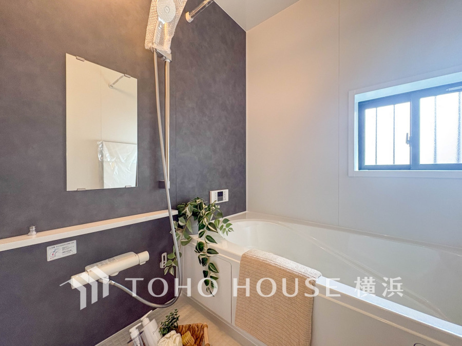 心地よいリラックスを叶える清潔感溢れる美しい空間。快適で機能的なバスルームです。
