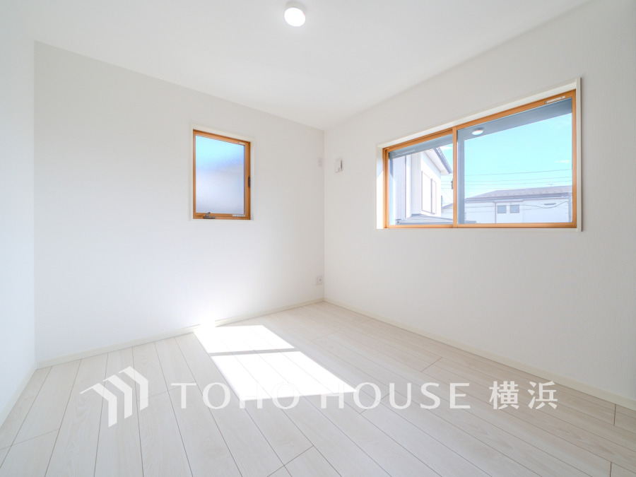 洋室は全室２面採光です。十分な明るさを取り入れ心地よい風を提供します。