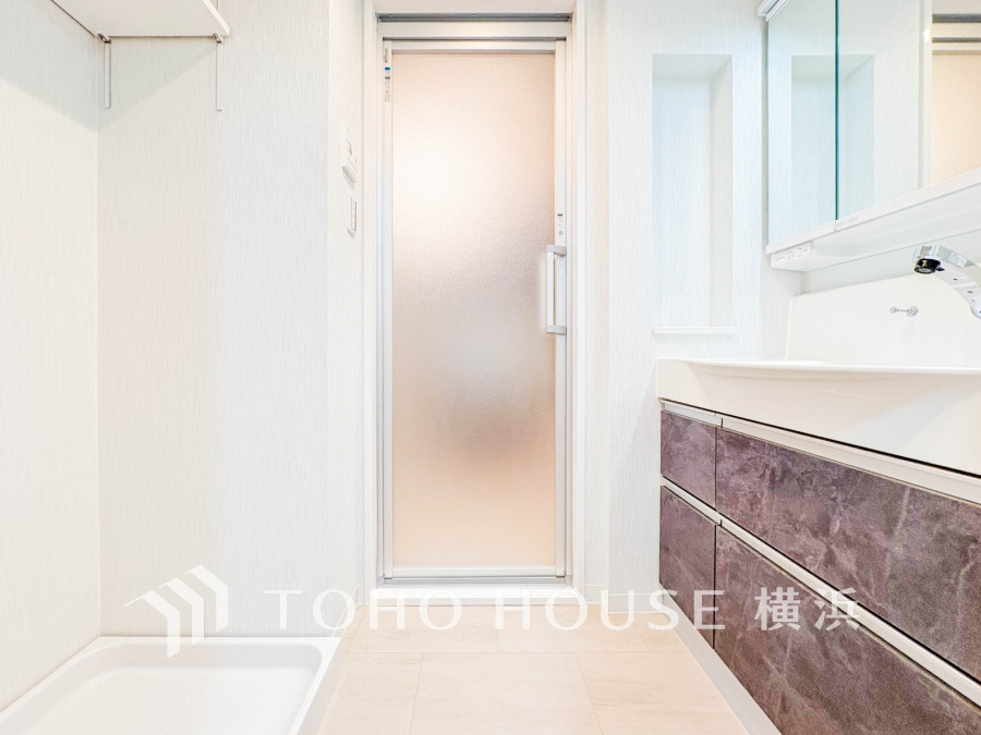 新規交換された洗面化粧台は美しく使いやすい機能が備えられています。