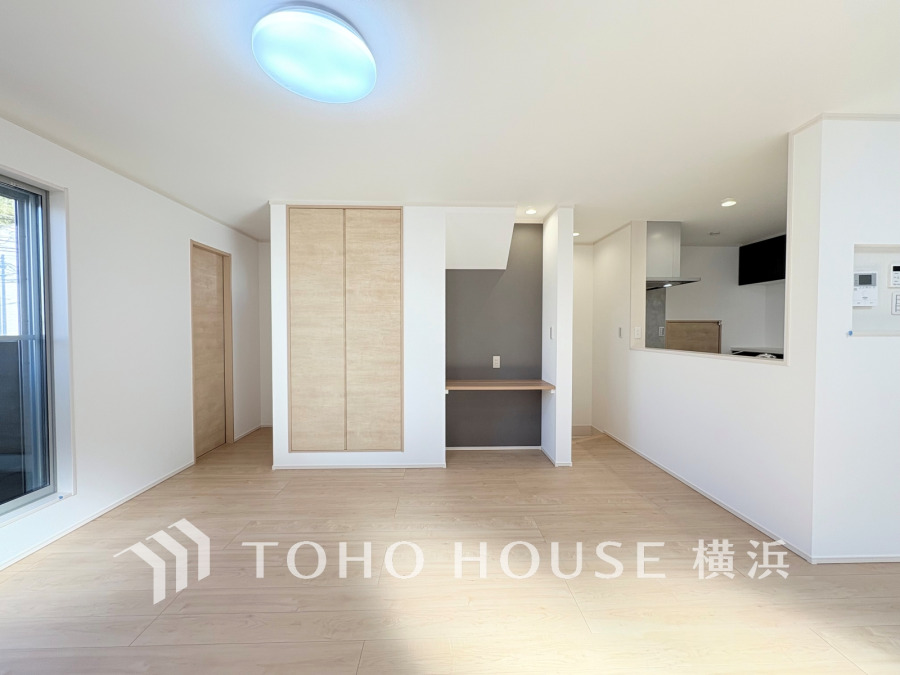 明るく開放的なリビングは、収納とデスクスペースを備えた機能的な設計で快適な暮らしを実現します。