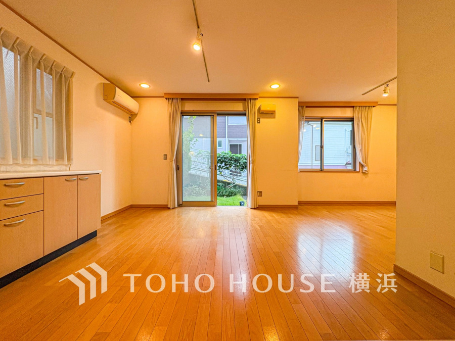 ここにはみんなが集い、食事と楽しい会話が始まる。話に夢中になりすぎて、ついつい時を忘れてしまう。そんな束の間の幸せを感じさせてくれる場所。