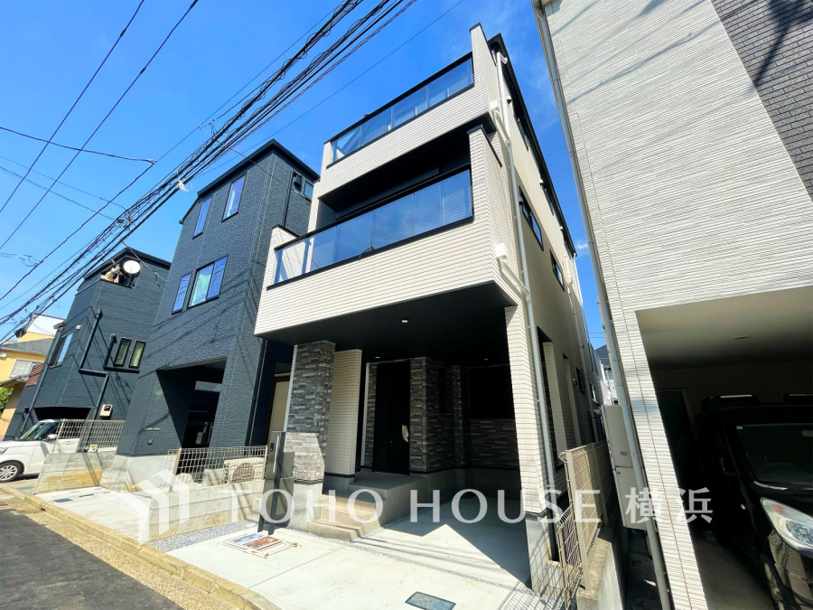スタイリッシュな都市型3階建て住宅。ゆとりある住空間と豊富な収納を備えた3LDK+2Sのお住まい。
