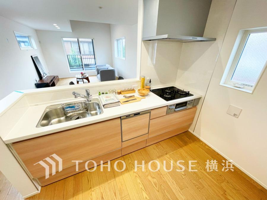 機能性とデザイン性を兼ね備えたシステムキッチン。リビングとの一体感も考慮され、美しい空間が実現。
