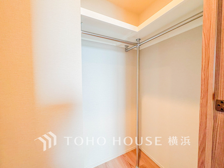 ひと目で収納物を確認できるウォークインクロゼットは、ゆとりの広さを備えた大型収納。数多くの衣類に加え、足元には引出しや衣装箱、シューズボックスなども収納することができます。