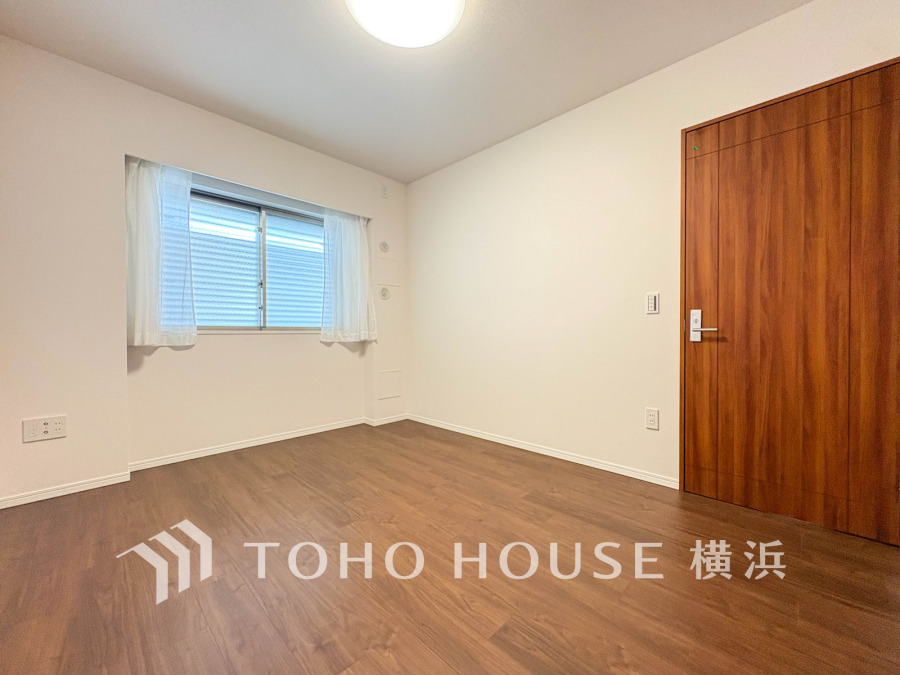 シンプルで使いやすい洋室。プライベートな自分時間を快適に過ごせるお部屋です。
