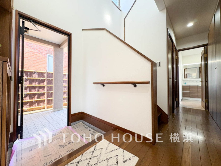 上質感漂う玄関と廊下。居住者の帰り、訪れる方を優しく迎える・安らぎに満ちた生活空間を予感させる。健やかな暮らしを楽しめそう。