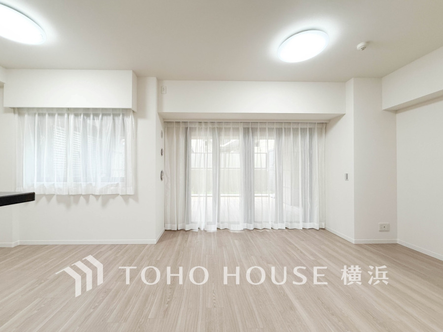 南向きの大きな窓からたっぷりと光が入る明るいLDK。落ち着いた雰囲気に包まれた空間です。
