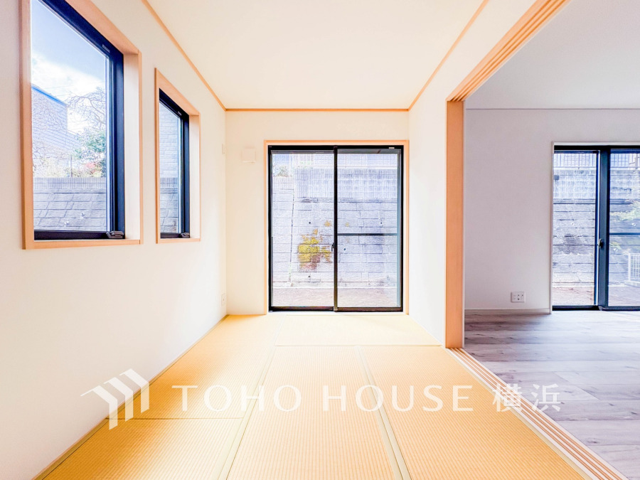 伝統的な日本情緒のある、温かみと落ち着きが感じられる和室です。来客時や一息つきたいときなどに利用できる用途多様な空間です。